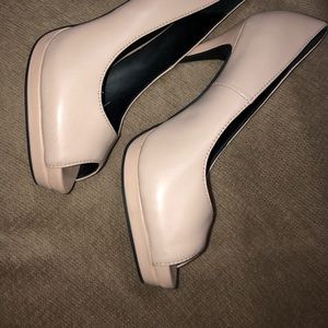 LE CHÂTEAU leather peep toe pump. Darker beige